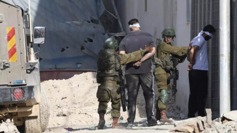 قوات الاحتلال تعتقل 25 فلسطينيا من الضفة الغربية