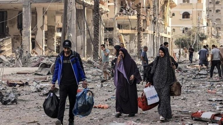 الجيش الإسرائيلي يعتقل نازحين فلسطينيين ويجبرهم على الترحيل القسري من شمال غزة