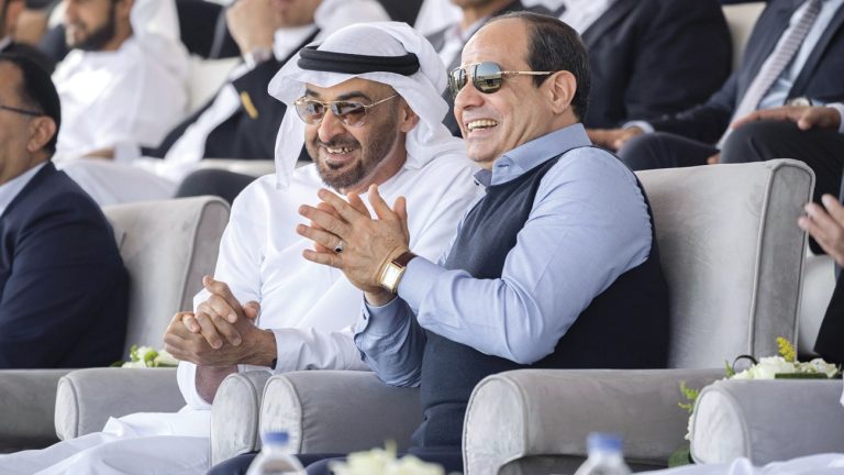 السيسي يستقبل محمد بن زايد في مطار القاهرة