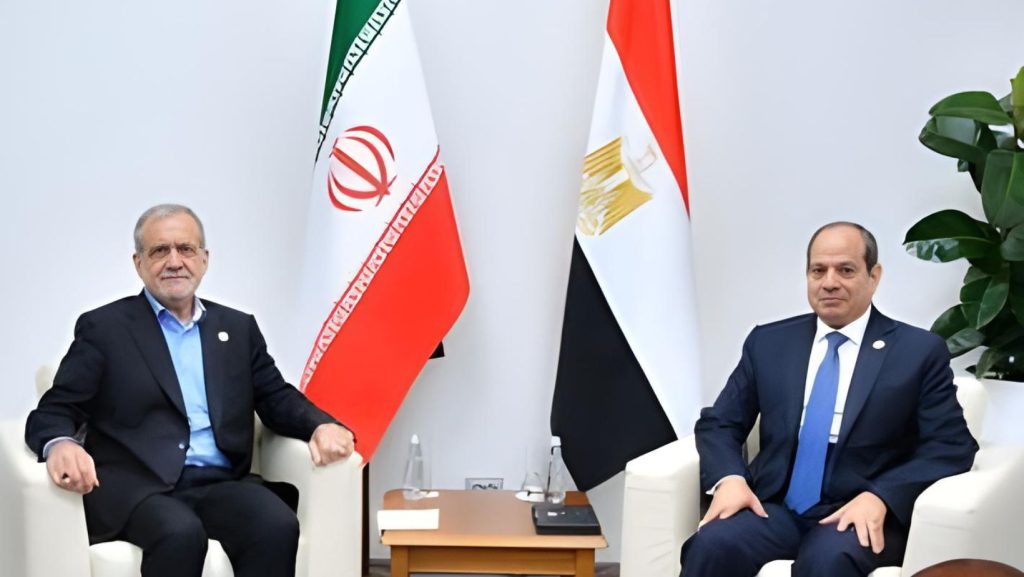 السيسي وبزشكيان يبحثان تطوير العلاقات المصرية الإيرانية وتفادي التصعيد الإقليمي