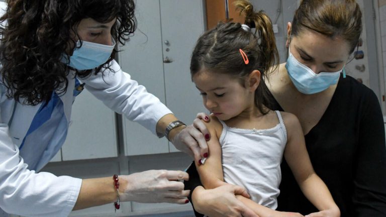 كارثة صحية تهدد مستقبل أطفال العالم: 18.2 مليون طفل بلا تطعيمات في 2021