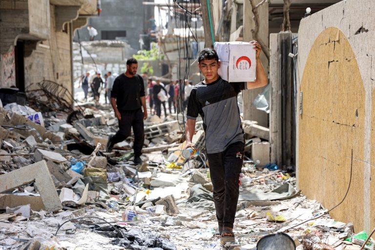 حرب غزة تدخل يومها الـ 398 .. استنزاف دموي وحسابات السياسة المدمرة