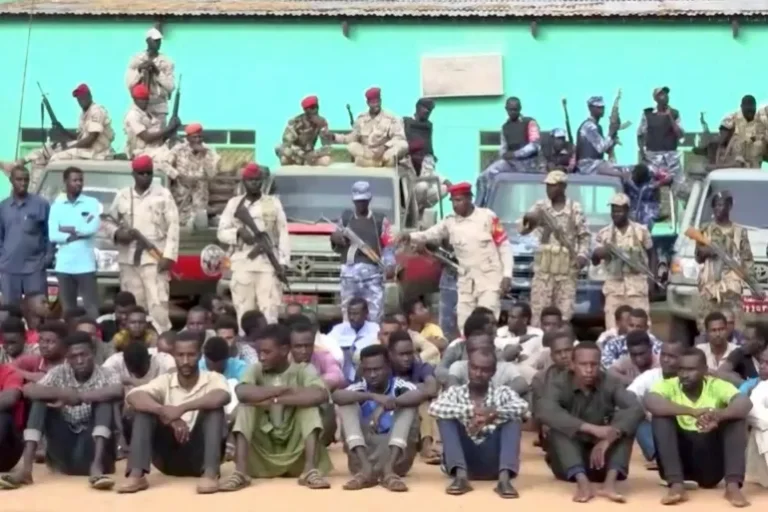 مرتزقة كولومبيون في السودان: وكلاء الإمارات لصالح ميليشيا الدعم السريع (الجنجويد) ومخاوف الرئيس بيترو