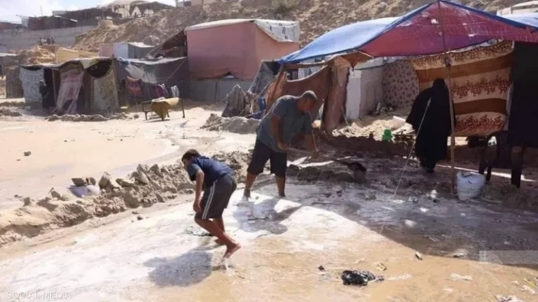 أمواج البحر تتسبب في إغراق خيام النازحين في قطاع غزة وسط عجز الإغاثة