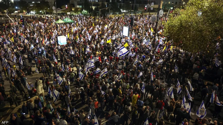 الآلاف يتظاهرون في القدس ضد إقالة وزير الدفاع الإسرائيلي يوآف غالانت