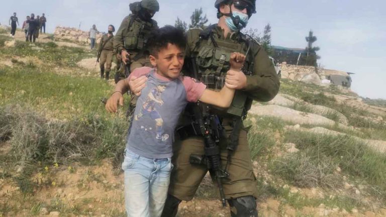 الاحتلال الإسرائيلي يجبر 35 ألف طفل فلسطيني على الهجرة القسرية وسط جرائم وحشية