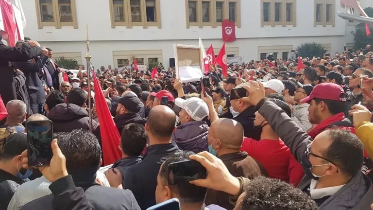 تونس..إضراب واسع للمعلمين احتجاجا على انتحار زميلهم بسبب التنمر