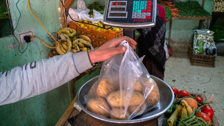 ارتفاع الأسعار يغير عادات المصريين الغذائية ويزيد معاناتهم اليومية