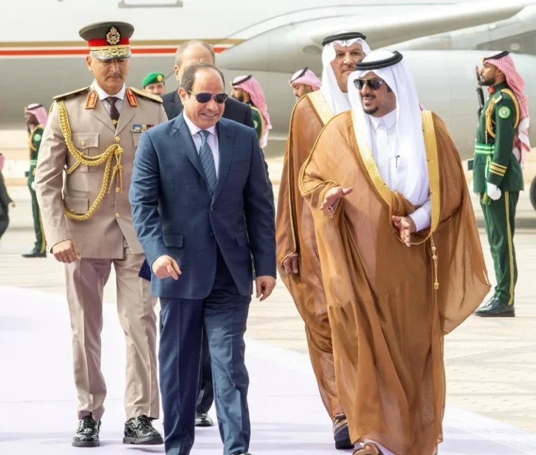 السيسي يصل الرياض للمشاركة في القمة العربية والإسلامية