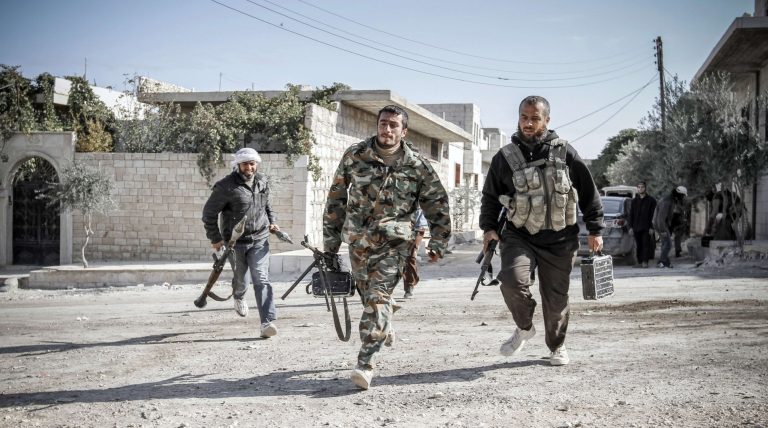 المعارضة السورية المسلحة تواصل تقدمها في حلب وإدلب وتسيطر على مواقع استراتيجية