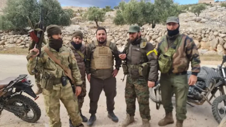هجوم الفصائل المسلحة على حلب وإدلب يكشف عن تطورات خطيرة في الصراع السوري