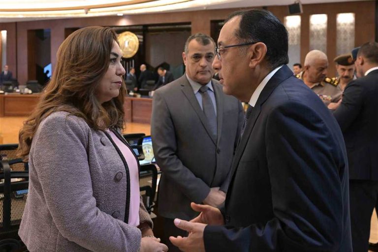 مصر تبيع مستقبلها: الحكومة تبيع مطاراتها في صفقة مشبوهة تتجاهل مصلحة المواطن