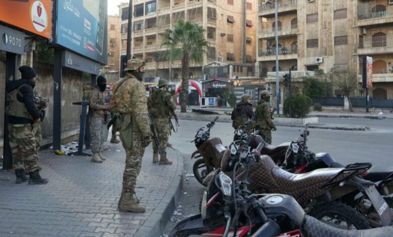 الجيش السوري يعترف بالانسحاب من حلب تمهيداً لهجوم مضاد، والقوات الموالية لإيران تغادر المدينة.