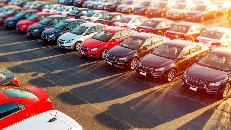 الأوفر برايس يفاقم أزمة السيارات في مصر ويضاعف معاناة المواطنين مع الأسعار