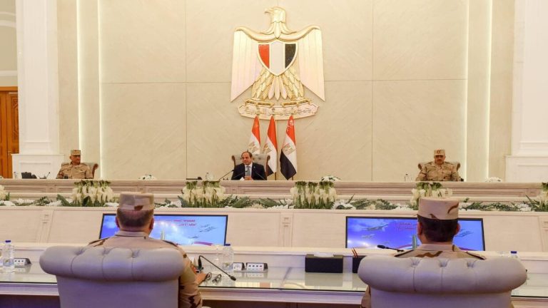 السيسي يجتمع بقيادات الجيش ويوجه عدة رسائل للمنطقة