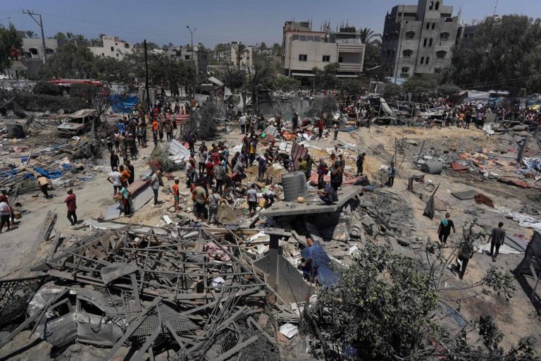 استشهاد وجرحى في غارة إسرائيلية على مدرسة بغزة وحزب الله يهاجم تل أبيب
