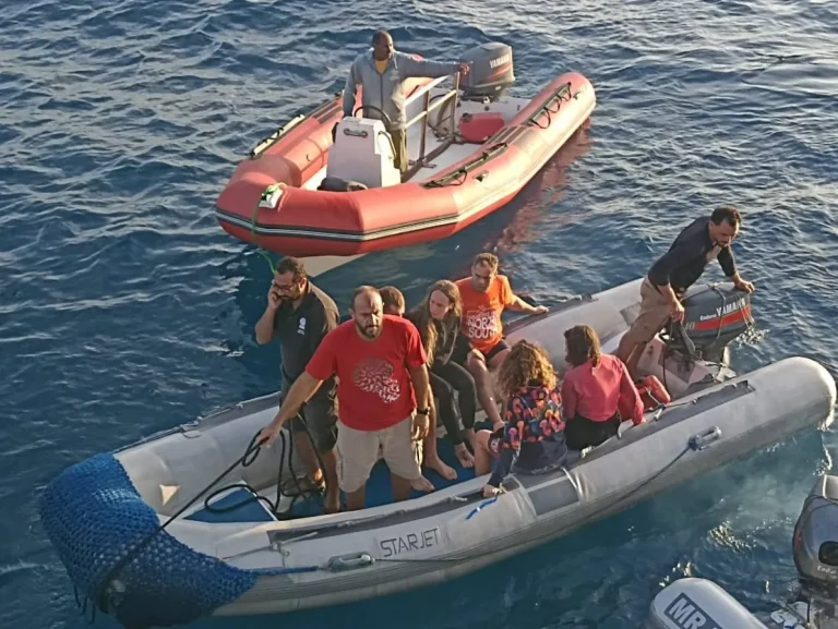 مصر: انتشال 4 جثث من ضحايا المركب السياحي