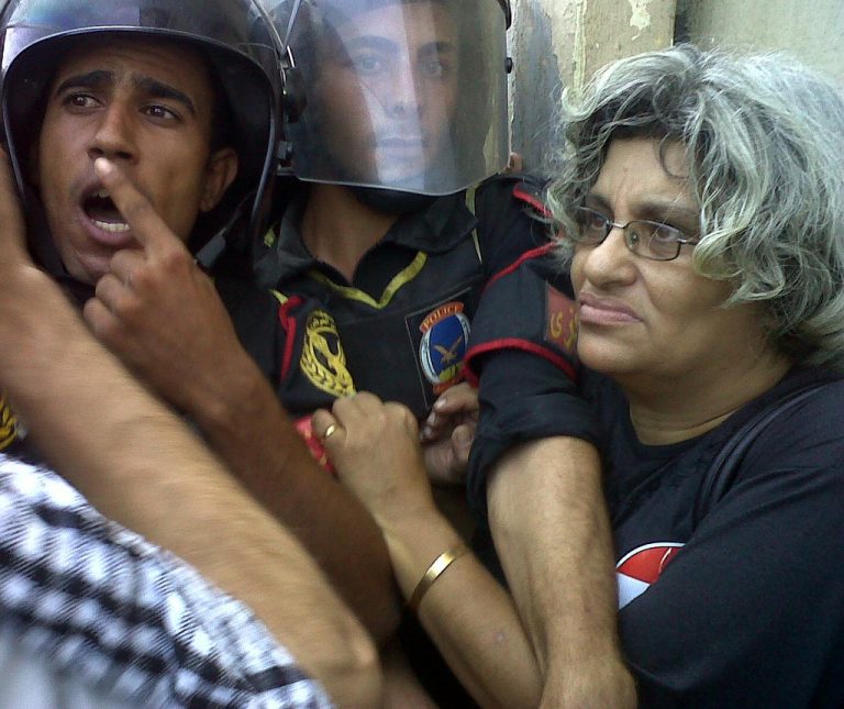 48 يوما..ليلى سويف تواصل إضرابها عن الطعام  للإفراج عن علاء عبد الفتاح
