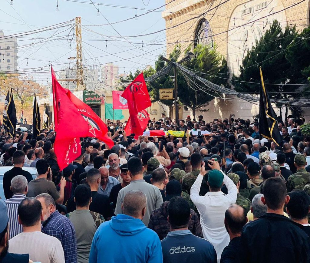 لبنان.. مخيم “البداوي” يشيّع جثامين ثلاثة شهداء ارتقوا جنوب البلاد