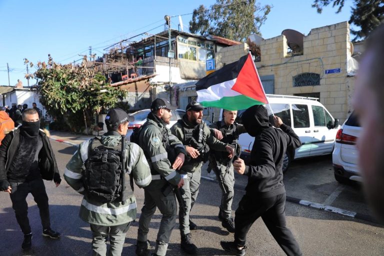 قوات الاحتلال تغلق حي “الشيخ جراح” في القدس لليوم الثاني على التوالي