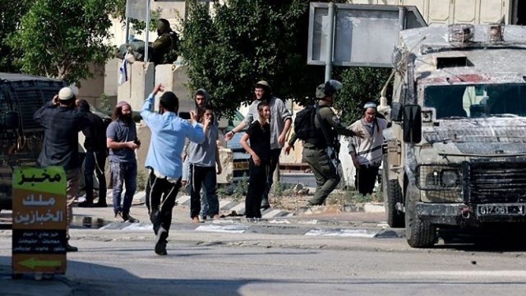 مستوطنون يدنسون مسجدًا في مدينة دورا ويستفزون مشاعر الفلسطينيين