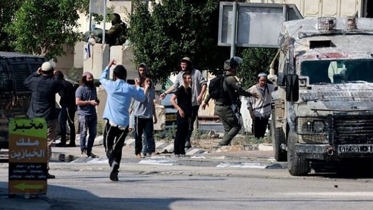 مستوطنون يدنسون مسجدًا في مدينة دورا ويستفزون مشاعر الفلسطينيين