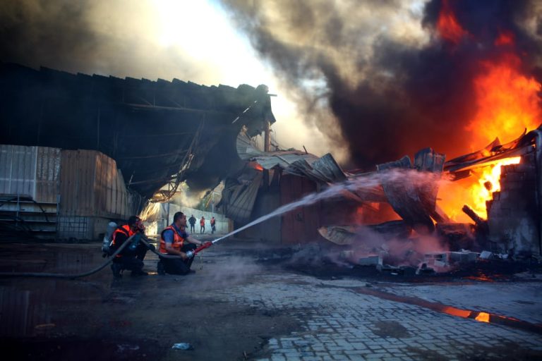 الدفاع المدني الفلسطيني يحذر من تبعات توقف مركبات الإطفاء والإنقاذ في غزة بسبب نقص السولار