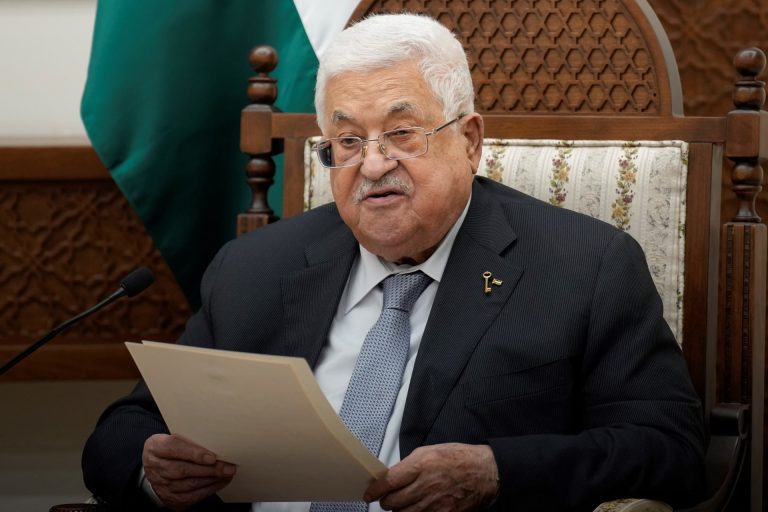 إعلان دستوري لرئيس السلطة الفلسطينية: خرق للقوانين واستجابة لضغوط سياسية