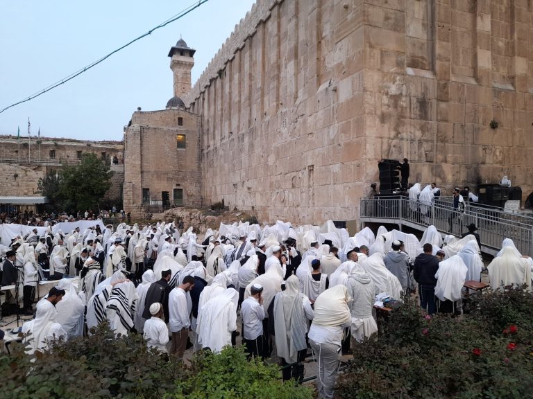 خطة استيطانية جادة تهدد المسجد الإبراهيمي وتعزز موقف المستوطنين في الخليل