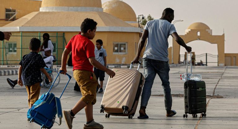 الحكومة المصرية تغرق في الفساد وتستغل اللاجئين للحصول على مساعدات دولية