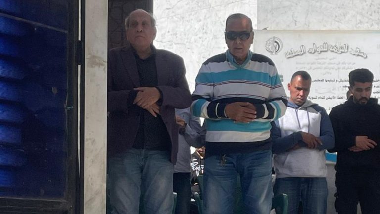 غياب جماهيري مُلفت في جنازة الفنان عادل الفار، والفنان منير مكرم وحيداً يُودّع صديقه