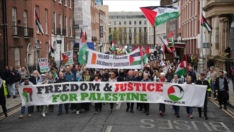 آلاف المتظاهرين في أيرلندا يدينون جرائم إسرائيل ضد الفلسطينيين