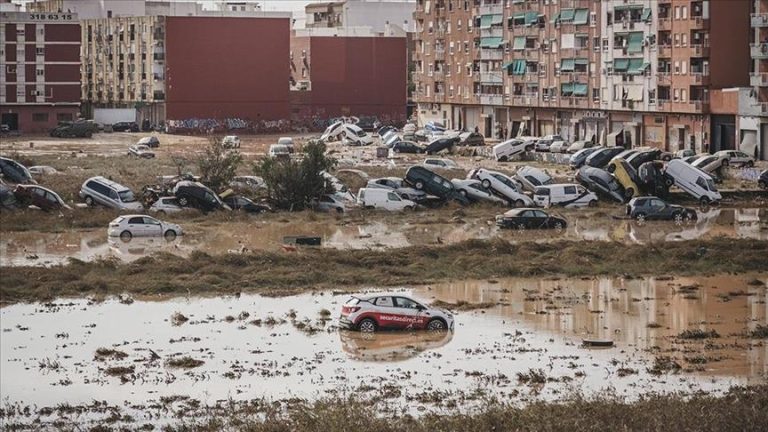 ارتفاع حصيلة ضحايا فيضانات إسبانيا إلى 205 قتلى وجهود الإغاثة مستمرة