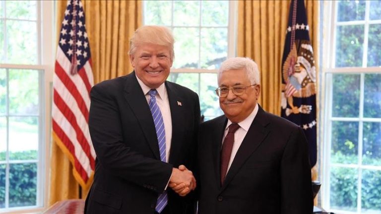 عباس وترامب يتعهدان بالعمل نحو سلام شامل بعد فوز الأخير بالرئاسة
