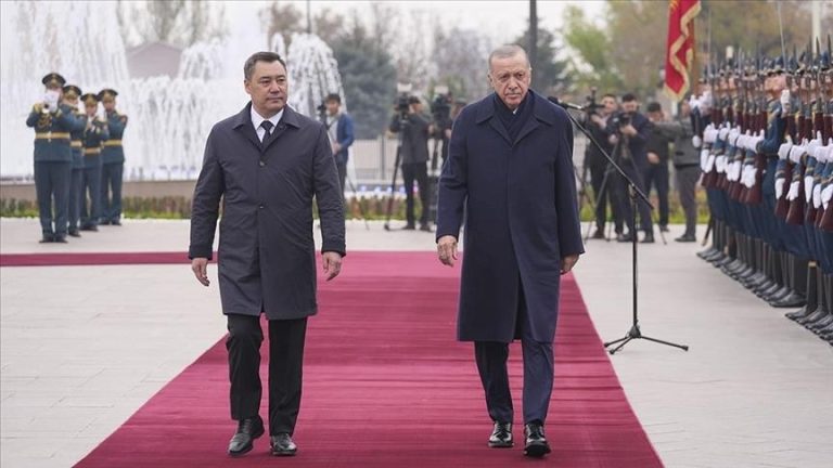 الرئيس القرغيزي يستقبل أردوغان في بيشكك استعداداً لقمة منظمة الدول التركية