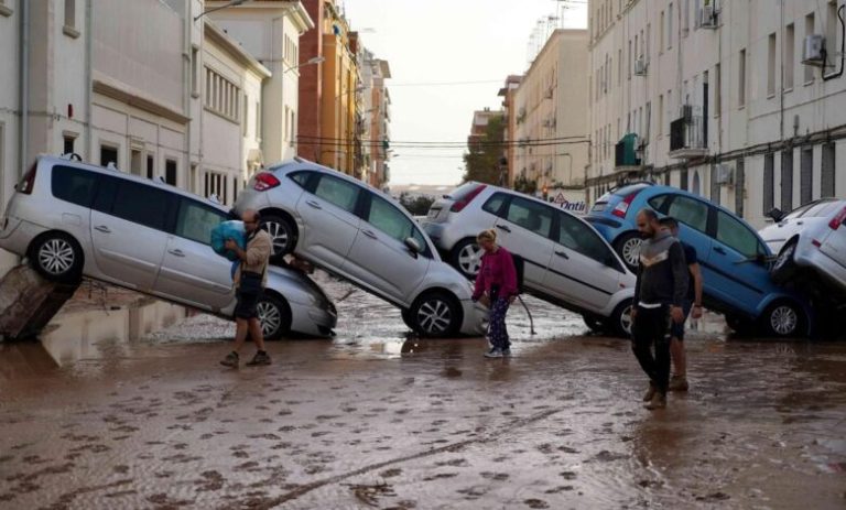 سيول عارمة تقتل 158 شخصاً في إسبانيا: عمليات إنقاذ مستمرة بعد أسوأ فيضانات منذ 50 عاماً
