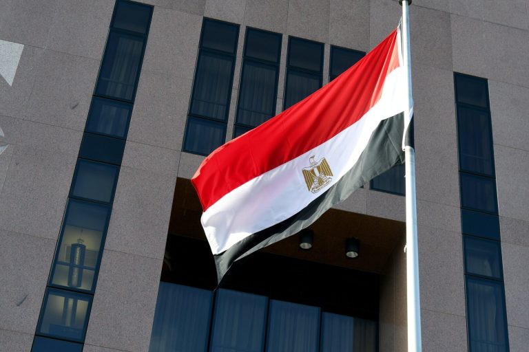 مصر..حزب الشعب الديمقراطي يشيد بقرار رفع أسماء 716 شخصا من قوائم الإرهاب