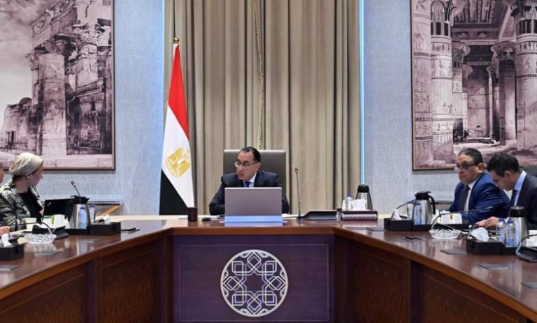 أموال المصريين في مصيدة الفساد: 28 مليار جنيه هدر على مستشاري الحكومة