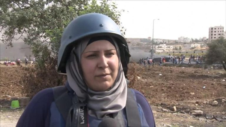 الاحتلال يحكم بالسجن وغرامة مالية بحق الصحفية رشا حرز الله من نابلس