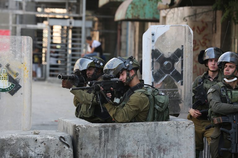 إعدام ثلاثة معتقلين فلسطينيين بعد الإفراج عنهم من سجون الاحتلال