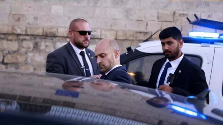 فيديو: الشرطة الإسرائيلية “تقتحم” كنيسة تديرها فرنسا في القدس وتعتقل عناصر من الدرك الفرنسي