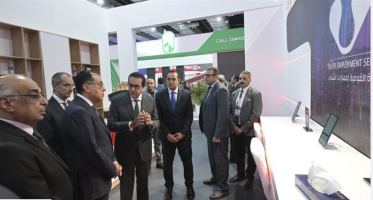 مدبولي يتفقد جناح المبادرة الرئاسية “بداية جديدة لبناء الإنسان المصري” بمعرض ومؤتمر Cairo ICT’24”