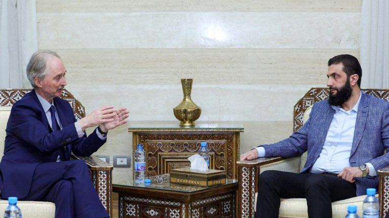 المبعوث الأممي إلى سوريا وقائد “هيئة تحرير الشام” في دمشق لبحث عودة اللاجئين ومراجعة القرار 2254.