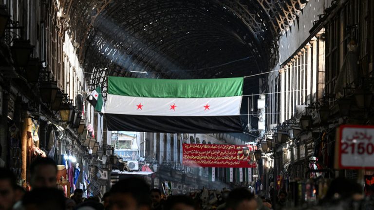 وفد دبلوماسي أميركي رفيع يزور دمشق لأول مرة منذ 10 سنوات ويلتقي ممثلي “هيئة تحرير الشام”.