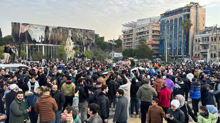السوريون يحتفلون بسقوط نظام الأسد في تركيا بعد دخول قوات المعارضة دمشق
