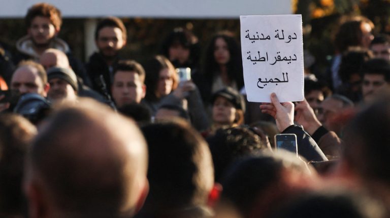 مظاهرات دمشق تدعو إلى دولة مدنية ديمقراطية بعد سقوط نظام الأسد