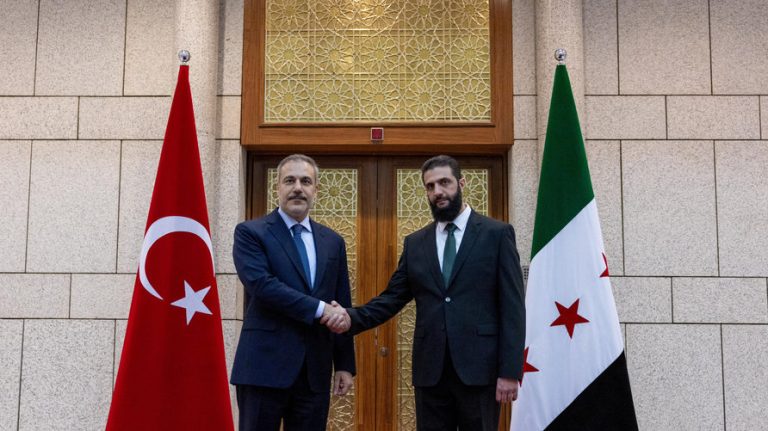 من أطاح بالأسد؟ تركيا ترد من دمشق: وزير الخارجية التركي يؤكد أن السوريين هم من أزاحوه.