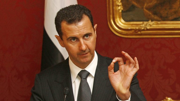بشار الأسد ينفي شائعات التنحي والهروب ويتابع التطورات من دمشق