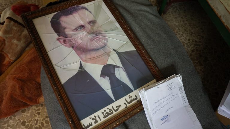 هل سقطت طائرة بشار الأسد بعد هروبه من دمشق؟