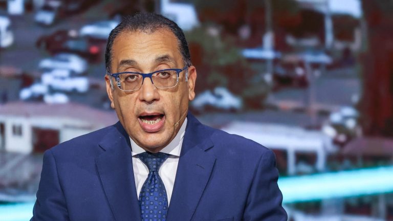شاهد: لحظة إصابة مصطفى مدبولي بوعكة مفاجئة خلال مؤتمر صحفي